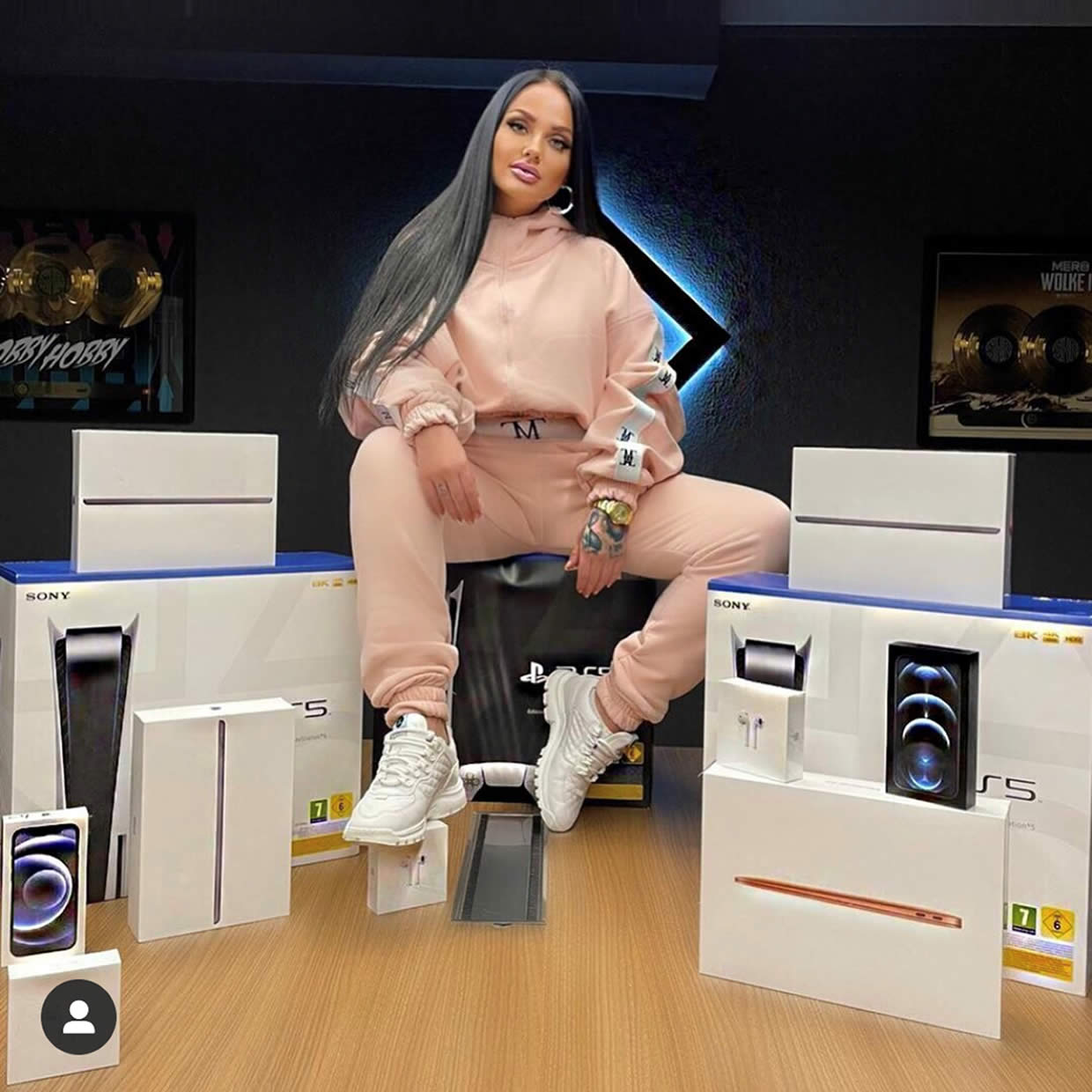 Ps5 Instagram giveaway campaign with famous German Rapper Schwesta Ewa